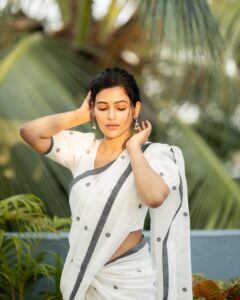 Ushasi Ray Instagram - मुलाक़ात🤍🍁☀️ @imsayandey @threaded_madhab @style_by_madhab @makeupbysumanganguly @hairbymousami Kolkata