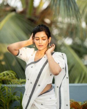 Ushasi Ray Instagram - मुलाक़ात🤍🍁☀️

@imsayandey @threaded_madhab @style_by_madhab @makeupbysumanganguly @hairbymousami