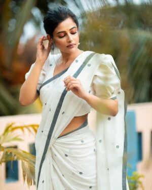 Ushasi Ray Instagram - मुलाक़ात🤍🍁☀️

@imsayandey @threaded_madhab @style_by_madhab @makeupbysumanganguly @hairbymousami