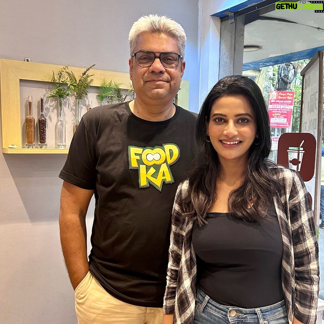 Ushasi Ray Instagram - নাহ , ইনি সত্যিই কিছু খান না , মানে প্রায় কিছুই না….. @foodkaseries shoot done for the day with @ushasi Kolkata