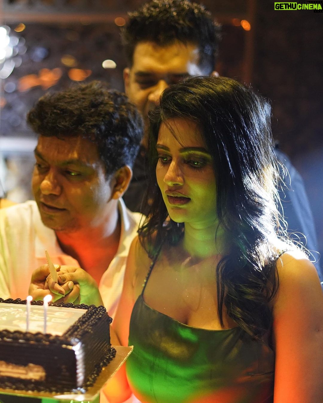 Ushasi Ray Instagram - আমাদের কুমুদিনী ভবনের Success partyr কিছু ছবি| হোচি স্যারকে (@ambarish_bhattacharya )আমরা সবাই খুব মিস করেছি | আপনাদের সবাইকে অসংখ্য ধন্যবাদ আমাদের সিরিজটিকে এতো ভালোবাসা দেয়ার জন্য। কুমুদিনী ভবন হৈচৈ তে স্ট্রিম করছে| @hoichoi.tv @arkadeepmallikanath @rishav_for_you @bhindeshitaraa @soumyabratarakshit @soul_agitator Carpe Diem