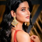 Ushasi Ray Instagram - इश्क ख्वाब ख्वाब सा है मेरा बेहिसाब सा है तेरे लब चूम लूं मैं उर्दू की किताब सा है…✨ 📸 @sahil_paswan_2646_ 💄 @sahababusona 🥻 @raj_bnerjee