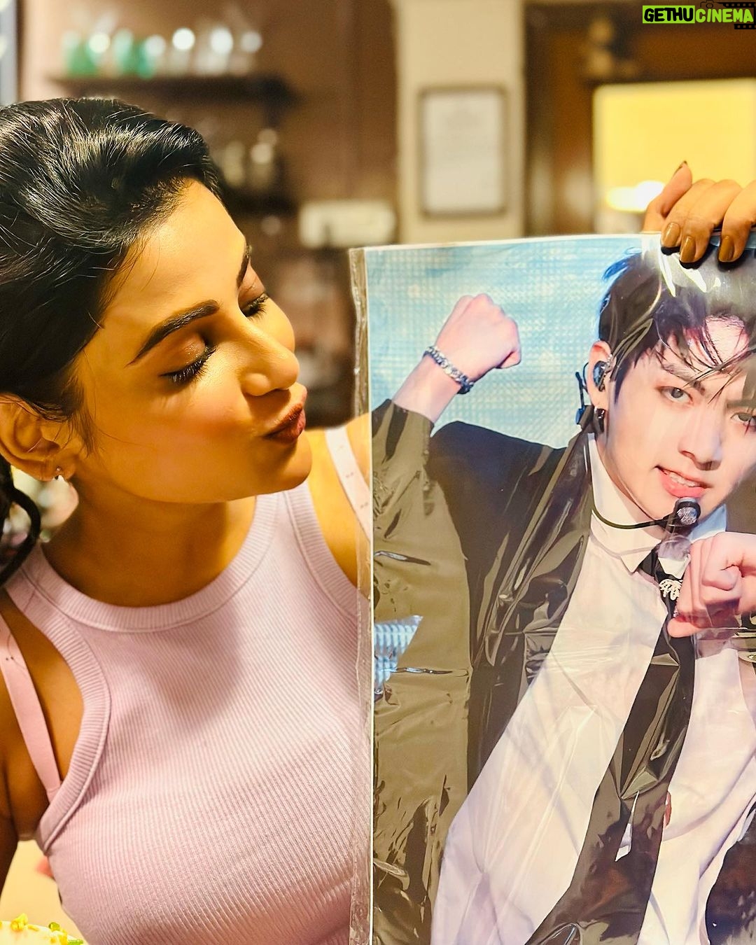 Ushasi Ray Instagram - Couldn’t help but be with him on his birthday 🎂 🥳😘 Saranghae Kookie 💜💜 Kolkata