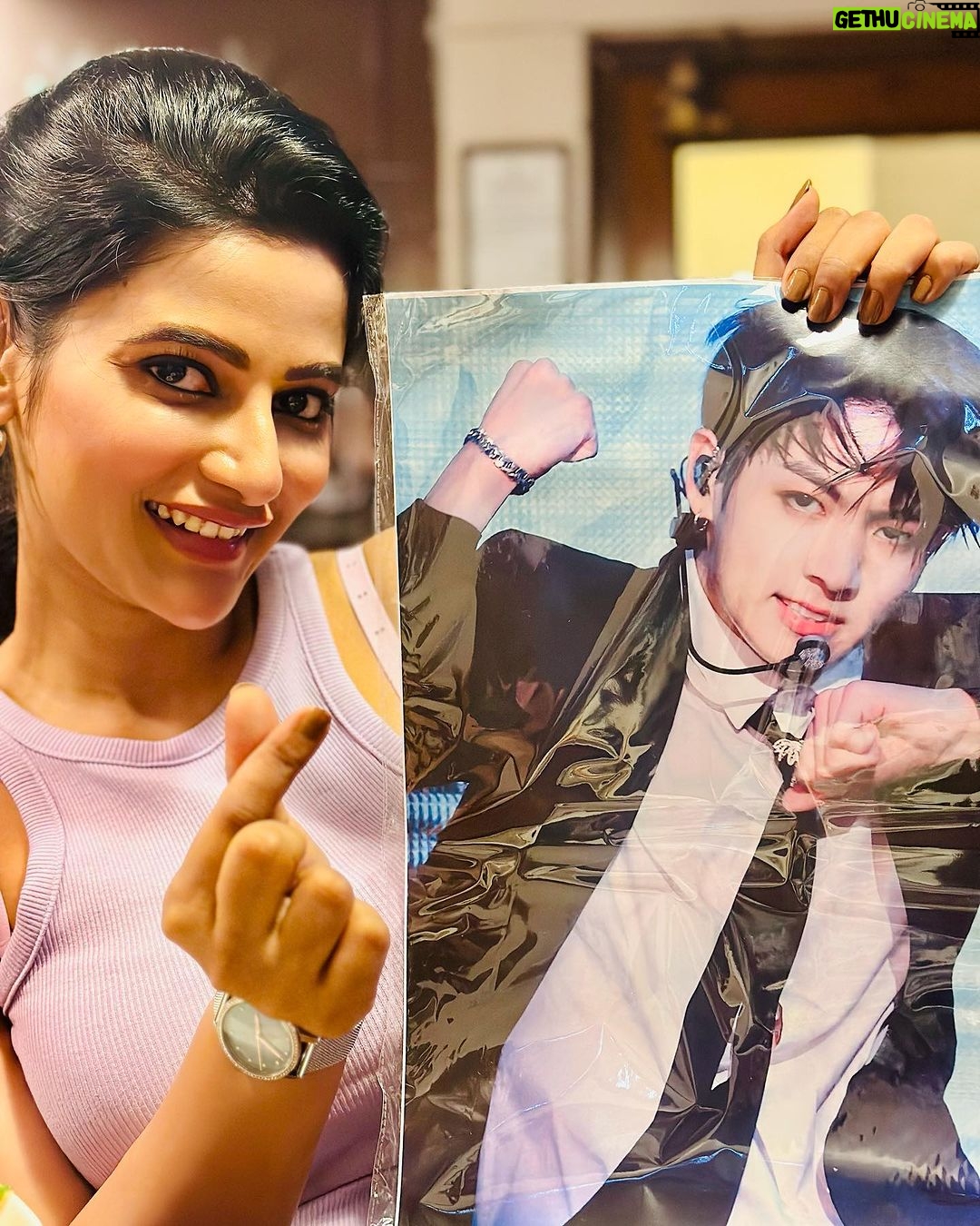 Ushasi Ray Instagram - Couldn’t help but be with him on his birthday 🎂 🥳😘 Saranghae Kookie 💜💜 Kolkata