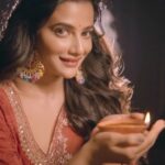 Ushasi Ray Instagram - Burn your ego & spread happiness and love 💗 🪔✨💖♥️ Edit @ahanahere 💄 @pritha_dutta_official 🥻 @avijitdasofficial_bengal Styling @kiara_sen111