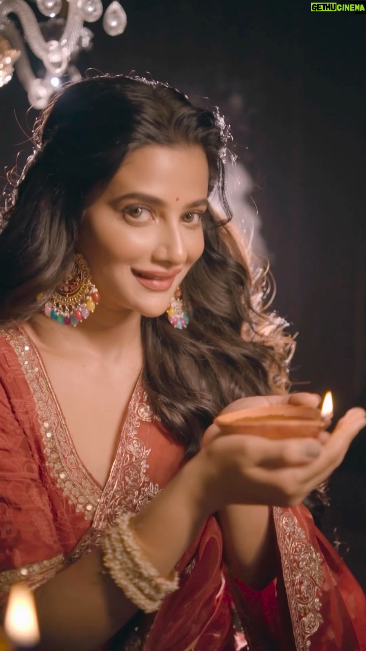 Ushasi Ray Instagram - Burn your ego & spread happiness and love 💗 🪔✨💖♥️ Edit @ahanahere 💄 @pritha_dutta_official 🥻 @avijitdasofficial_bengal Styling @kiara_sen111