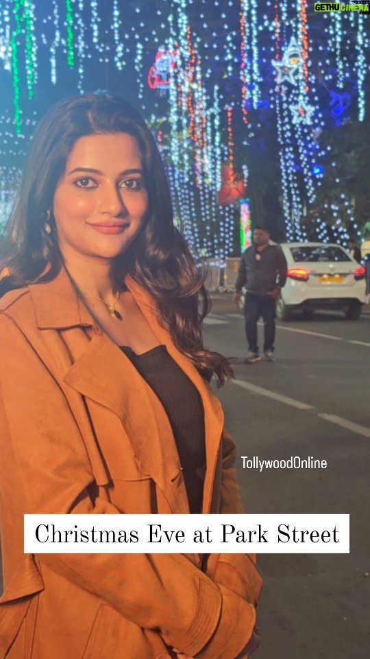 Ushasi Ray Instagram - Celebration started for Christmas as we spotted @ushasi at park street ♥️ Park Street,kolkata