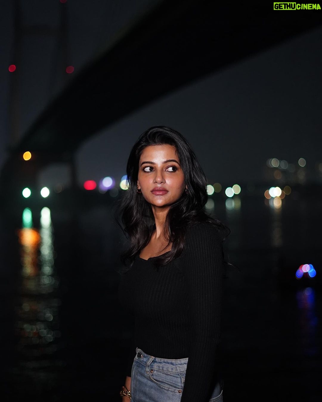 Ushasi Ray Instagram - An evening in Kolkata 🖤🖤🖤🖤 #MyCity