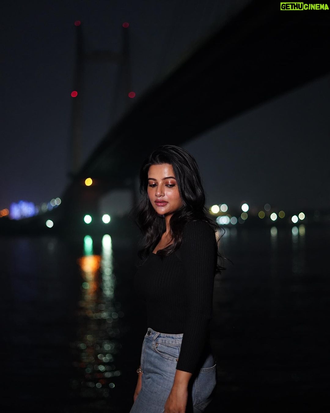 Ushasi Ray Instagram - An evening in Kolkata 🖤🖤🖤🖤 #MyCity
