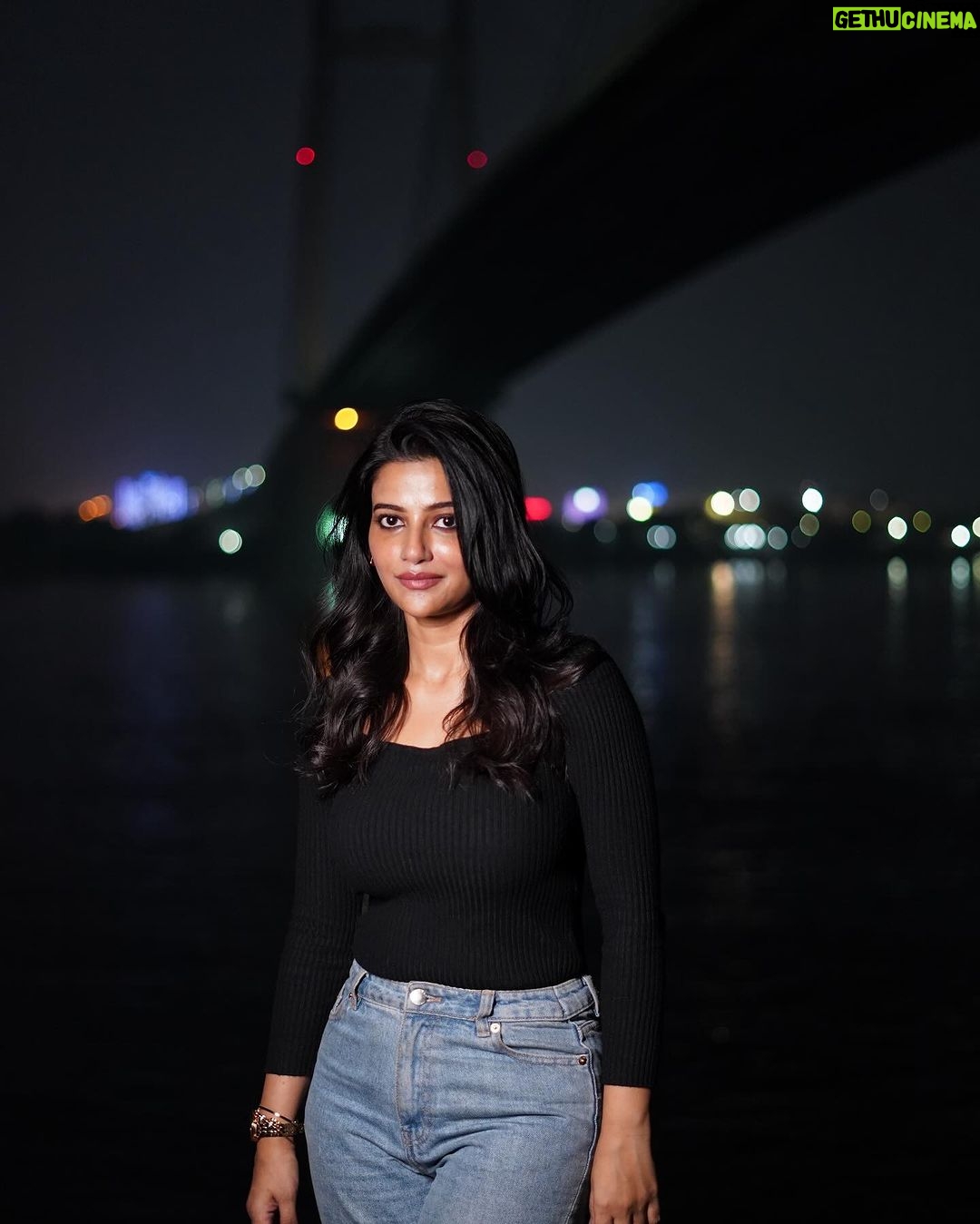 Ushasi Ray Instagram - An evening in Kolkata 🖤🖤🖤🖤 #MyCity
