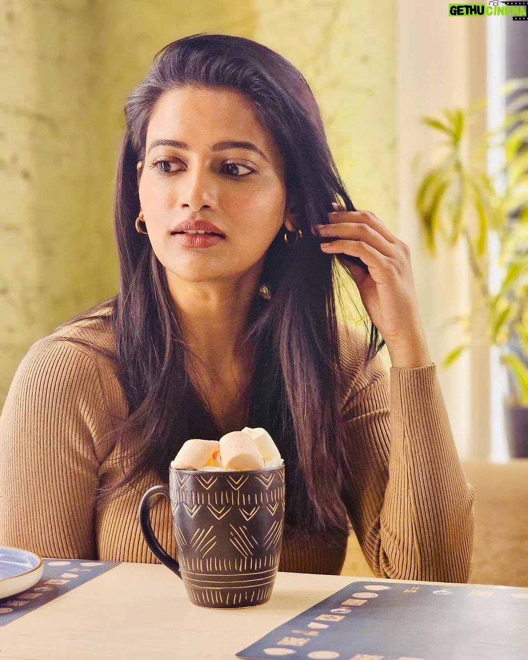 Ushasi Ray Instagram - Marshmallow & Hot chocolate story 😬 Kolkata