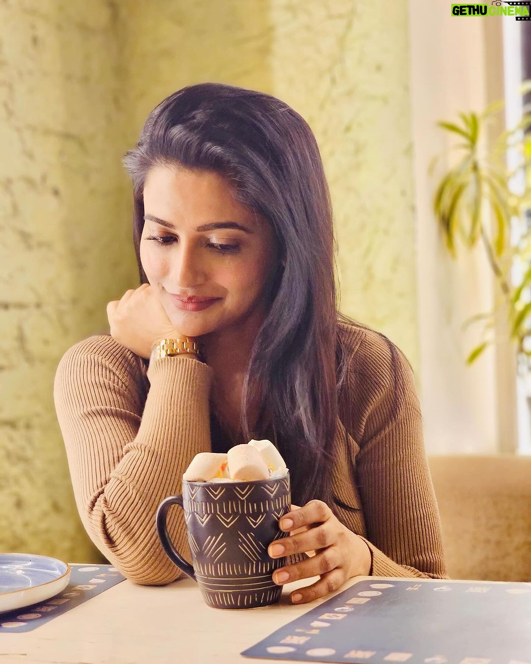 Ushasi Ray Instagram - Marshmallow & Hot chocolate story 😬 Kolkata