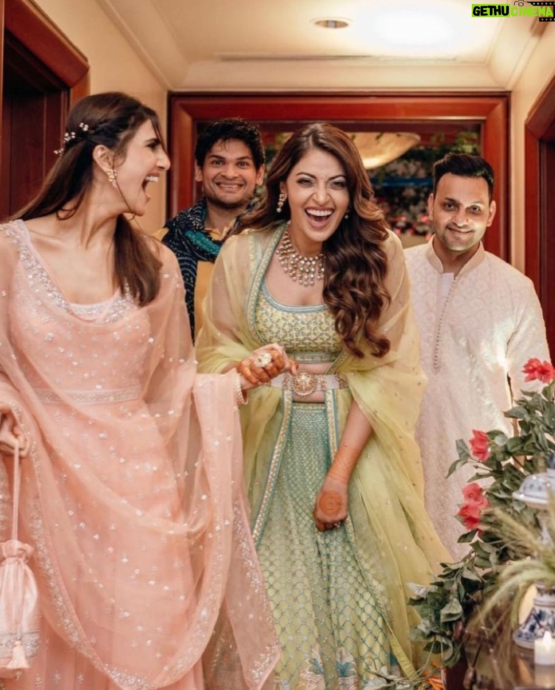 Vaani Kapoor Instagram - Happiest birthday my sunshine !!! hope this year brings everything your heart desires 🤗 I want you to be forever happy and crazy.. but mainly happy 😛love you ♥️😚😚♥️♾️ @anushkaranjan
