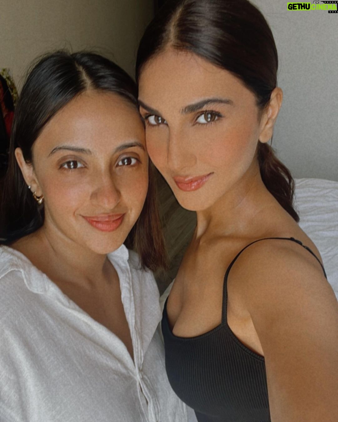 Vaani Kapoor Instagram - Happy Birthday my special one @akansharanjankapoor !!!! π₯³ππ€π For your birthday I wanted to give you something wonderful but then you already have me π have the bestest my doll β€οΈβΎοΈ