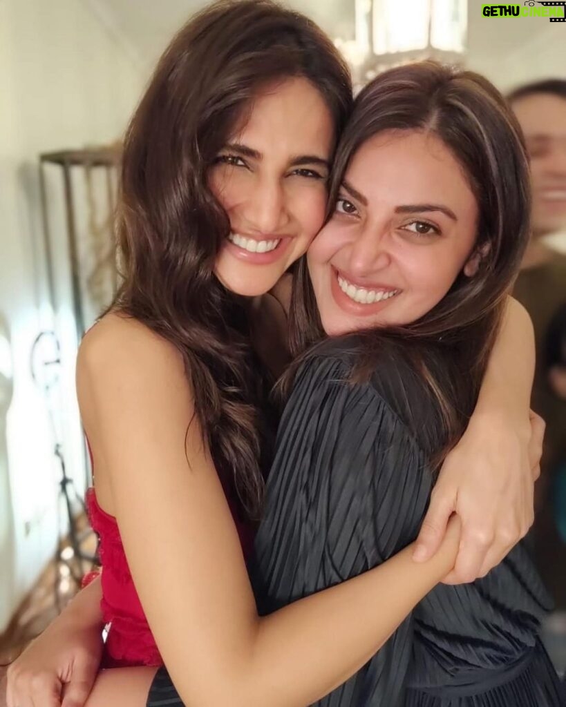 Vaani Kapoor Instagram - Happiest birthday my sunshine !!! hope this year brings everything your heart desires 🤗 I want you to be forever happy and crazy.. but mainly happy 😛love you ♥️😚😚♥️♾️ @anushkaranjan