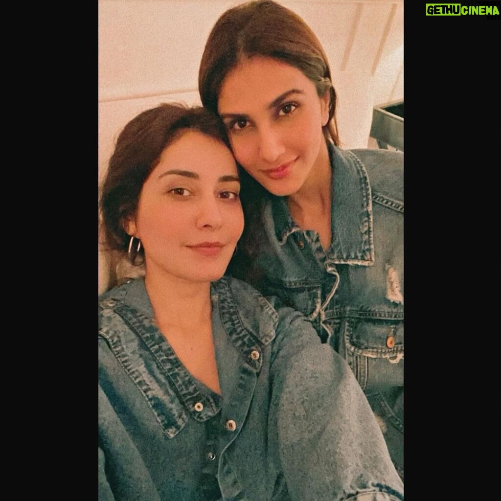 Vaani Kapoor Instagram - Saving you in my life’s archive foreverrrr 🫶To more madness , more mess, more trips , more & more of youuuu.. happy birthday cuteness 😘❤♾ 🎂 ✨ #sistersquad