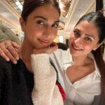 Vaani Kapoor Instagram - Tête-à-tête with my honey 🐝 #sistertime #missyoualready ♥️
