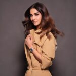 Vaani Kapoor Instagram - I found elegance accompanied with infinite choice of styles. Thanks to the interchangeable straps of @hublot #BigBangOneClick Steel Pavé #hublot_india
