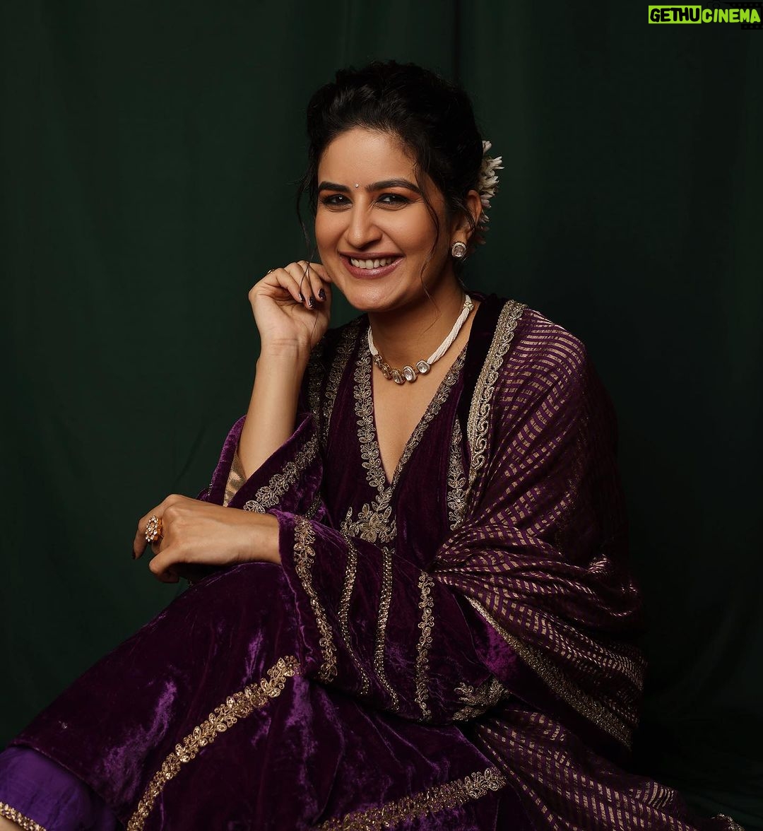 Vaidehi Parashurami Instagram - दिवाळी म्हणजे आनंद… नटण्या-थटण्याचा, खरेदीचा, गाठी-भेटींचा, फराळ बनवण्याचा-फराळ फस्त करण्याचा, एकूणच या सणाचा! तुम्हा सर्वांना पाडव्याच्या खूप शुभेच्छा! ✨ ही दिवाळी तुम्हा सर्वांना आनंददायी ठरो!!! 🪔 #diwali2023 #happydiwali #meretumharesabkeliyehappydiwali