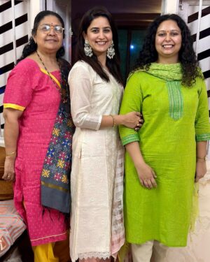 Vaidehi Parashurami Instagram - Diwali photo dump! ✨

#indianfestival #festivevibes 
#traditionalattire #diwalirangoli 
#familytime #priceless