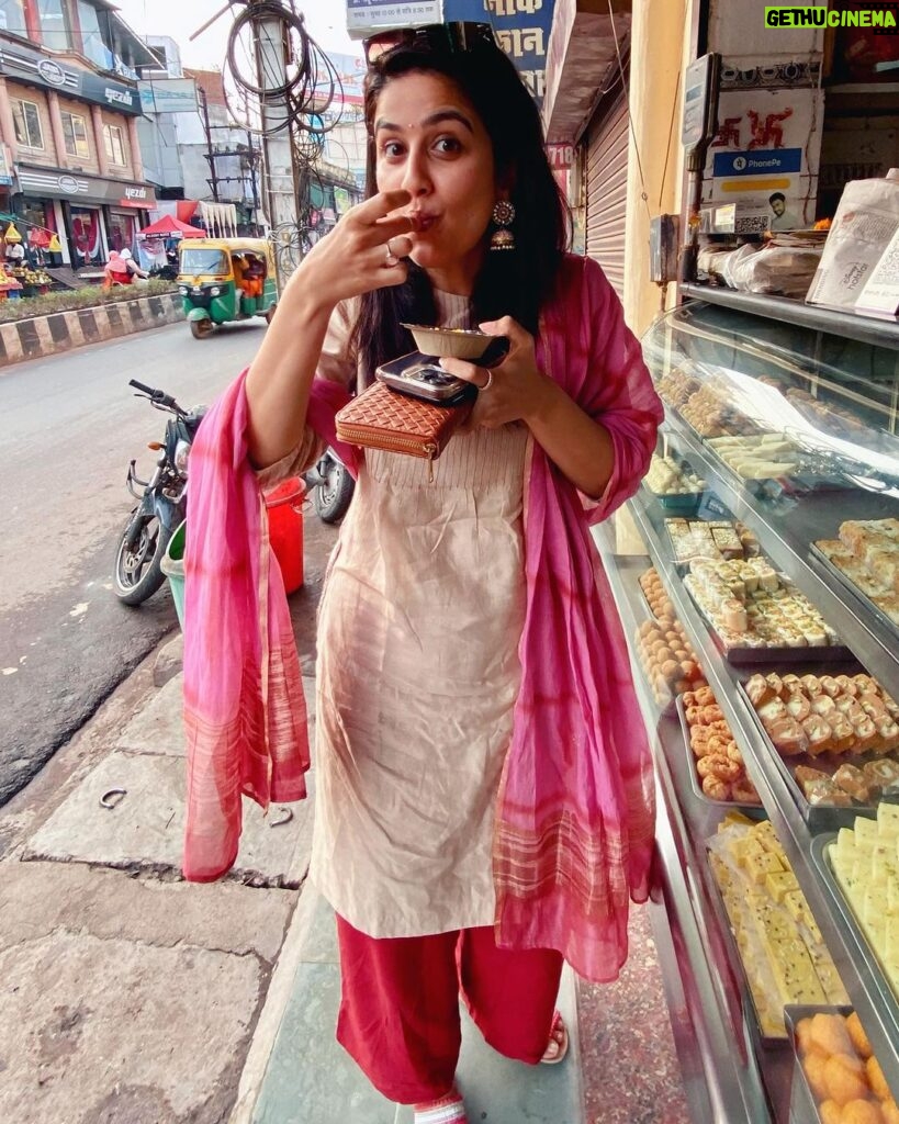 Vaidehi Parashurami Instagram - Weekend mood! 😋 #fridaymotivation #fridayvibes #foodlove #sweettooth #travel #explore #madhyapradesh #incredibleindia