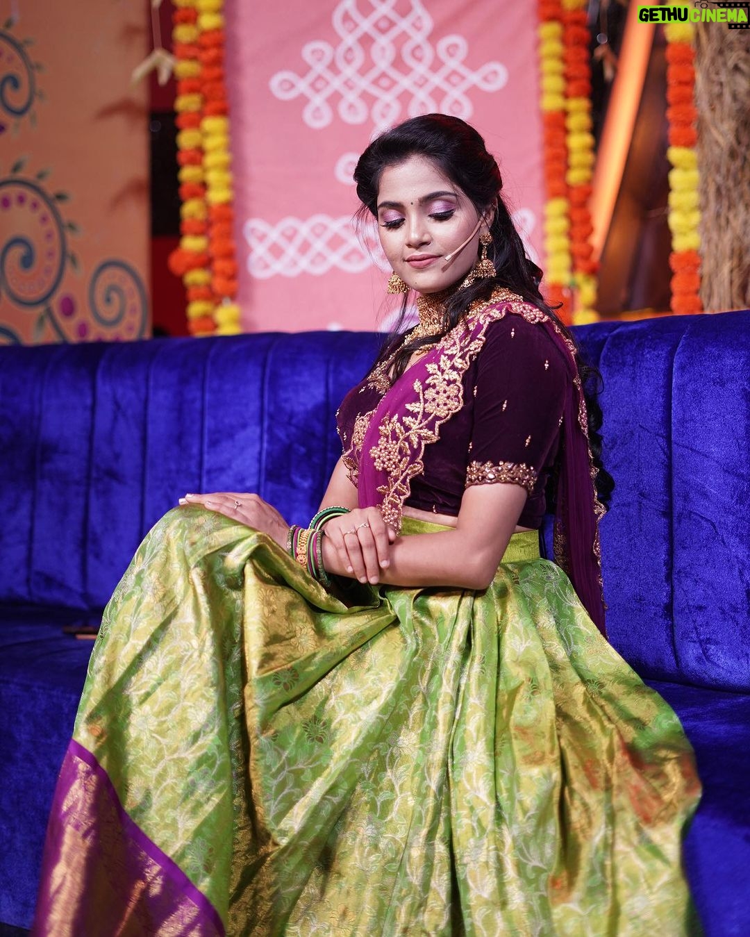 Vaishali Thaniga Instagram - π«πΊπ«πΊ Comment your favourite pic below ππ» 1,2,3,4 ?? π @jay_makeup_artist_ π @sahaara_creations Hairdo @begum_makeover π @sahaara_creations πΈ @icon.offl43 #instapost #traditional #wear #love #halfsaree #traditionalphotoshoot #photography #photooftheday #instalove #instadaily #costume #makeuplover #accessories #friday #vibes #happy #vijaytvshow #comingsoon #special #celebration EVP Film City