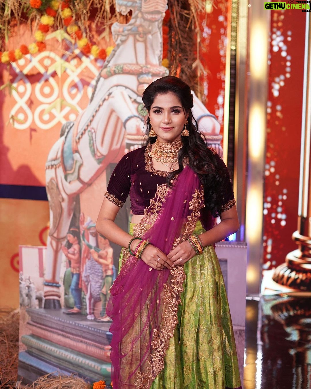 Vaishali Thaniga Instagram - π«πΊπ«πΊ Comment your favourite pic below ππ» 1,2,3,4 ?? π @jay_makeup_artist_ π @sahaara_creations Hairdo @begum_makeover π @sahaara_creations πΈ @icon.offl43 #instapost #traditional #wear #love #halfsaree #traditionalphotoshoot #photography #photooftheday #instalove #instadaily #costume #makeuplover #accessories #friday #vibes #happy #vijaytvshow #comingsoon #special #celebration EVP Film City