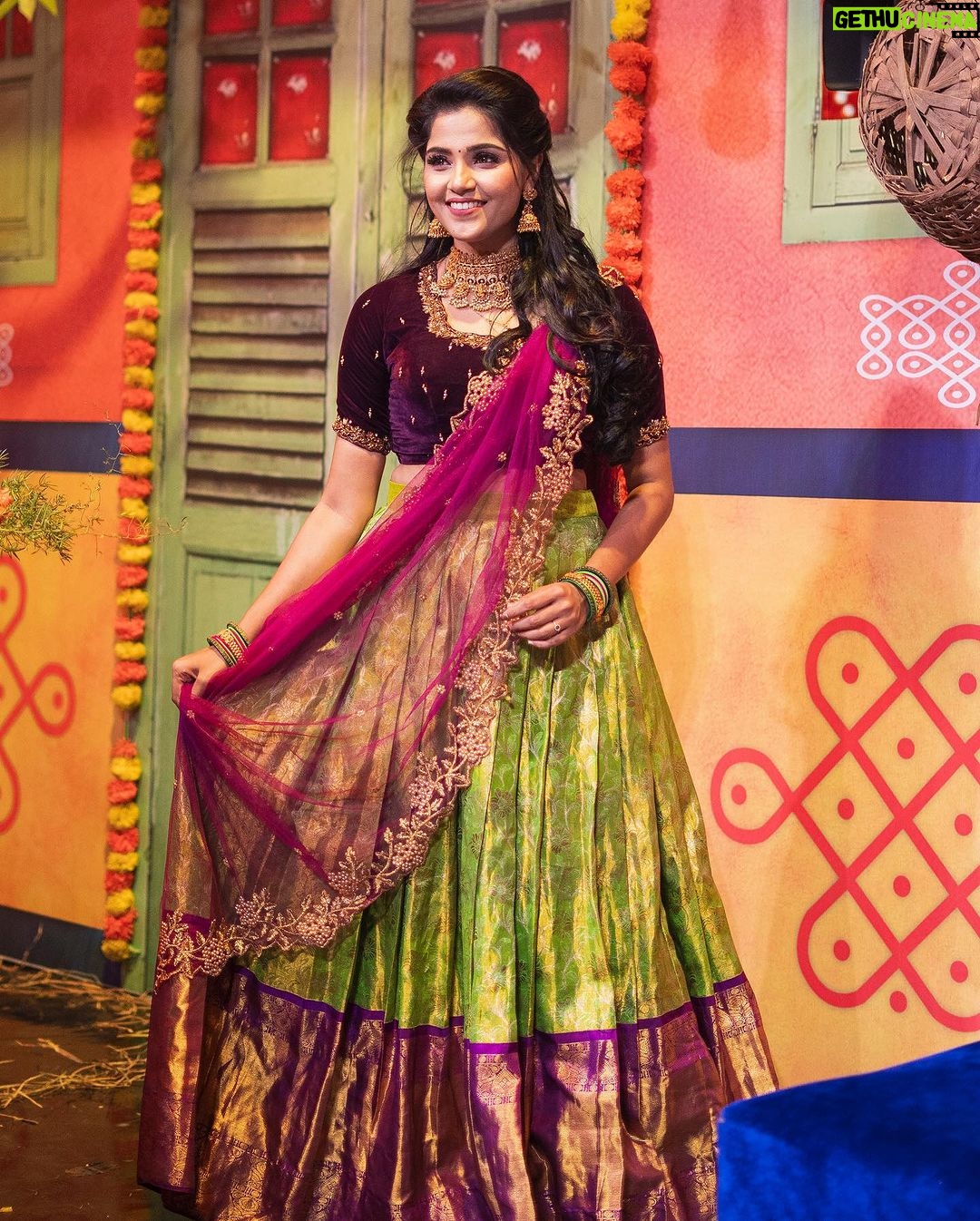 Vaishali Thaniga Instagram - π«πΊπ«πΊ Comment your favourite pic below ππ» 1,2,3,4 ?? π @jay_makeup_artist_ π @sahaara_creations Hairdo @begum_makeover π @sahaara_creations πΈ @icon.offl43 #instapost #traditional #wear #love #halfsaree #traditionalphotoshoot #photography #photooftheday #instalove #instadaily #costume #makeuplover #accessories #friday #vibes #happy #vijaytvshow #comingsoon #special #celebration EVP Film City