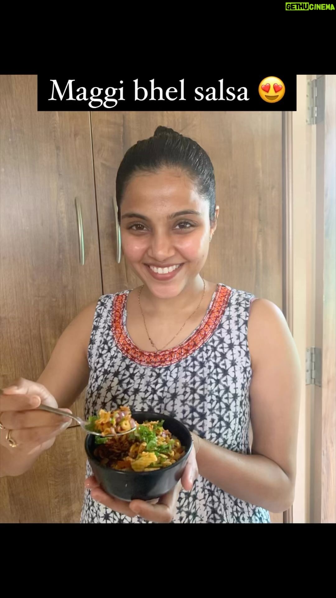 Vaishali Thaniga Instagram - Maggi loveers will fall in love with this recipe ❤️ do try and share your feedback makkalae 😊 Tag those Maggi lovers 😍 #instareels #reelsvideo #reelsinstagram #foodreels #foodporn #blogger #maggi #lover #couplegoals #realcouple #instafood #foodstagram #healthy #lifestyle #climate #evening #snack #weekend #weekendvibes #snacktime #sunday #sundayfunday