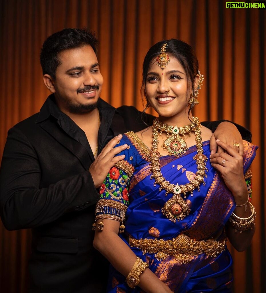 Vaishali Thaniga Instagram - Couple photoshoot 📸 MUAH @makeup_by_hashini_trichy Photography @jk.kapil Jewellery @bridal_gallery_
