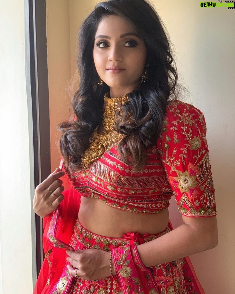 Vaishali Thaniga Instagram - My recent seminar Bollywood reception look created by @ojasrajani ❤️ she was really sweet and learnt many new techniques 😊 pleasure working with you 🤩☺️ Beautiful outfit from my all time favourite store @diademstore.in ❤️ And thank you vellore makkalae for the love ❤️ love you all 😘 Comment below if you like my look ❤️👇🏻 #newpost #bollywood #reception #look #instapost #seminar #vellore #photoshoot #makeuplook #hairstyles #instalove #bollywoodstyle #clothing #accessories #instaphoto
