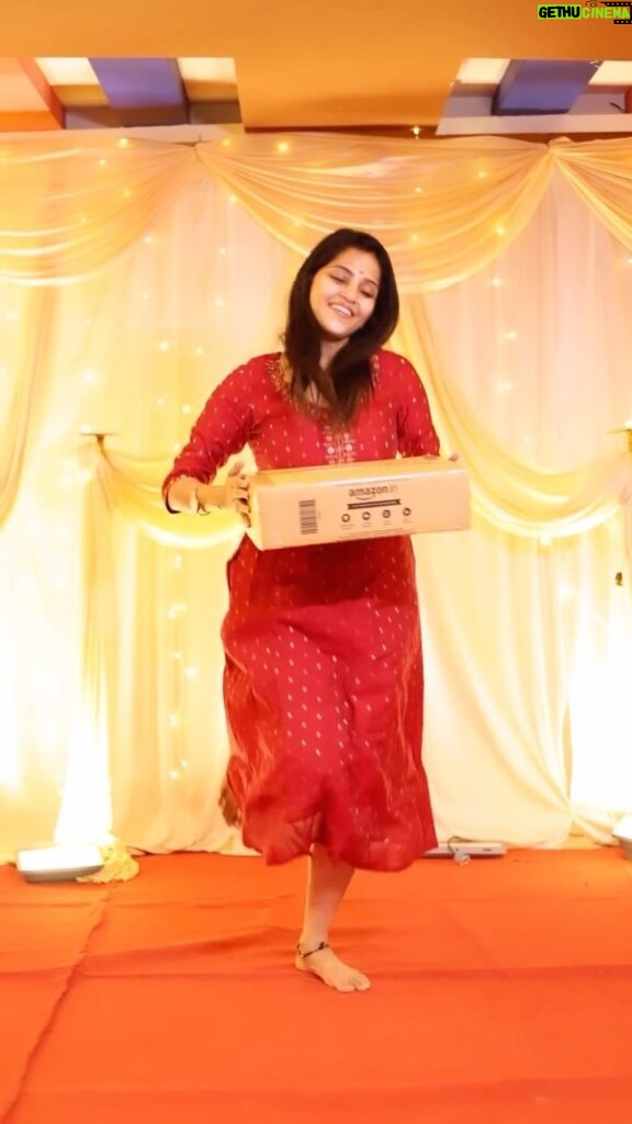 Vaishali Thaniga Instagram - Grooving to this new festive beat and taking on the #AmazonHookstepChallenge . Do you hope to winning a brand-new iPhone 15 for FREE or Amazon gift cards? Take part in this challenge and lucky winners can get a chance to win these! So participate now, tag me & @amazondotin in your entries and nominate your friends to take this challenge forward. Use the #AmazonGreatIndianFestival #OpenBoxesOfHappiness #ad #AmazonHookstepChallenge . Hurry, contest ends soon!
