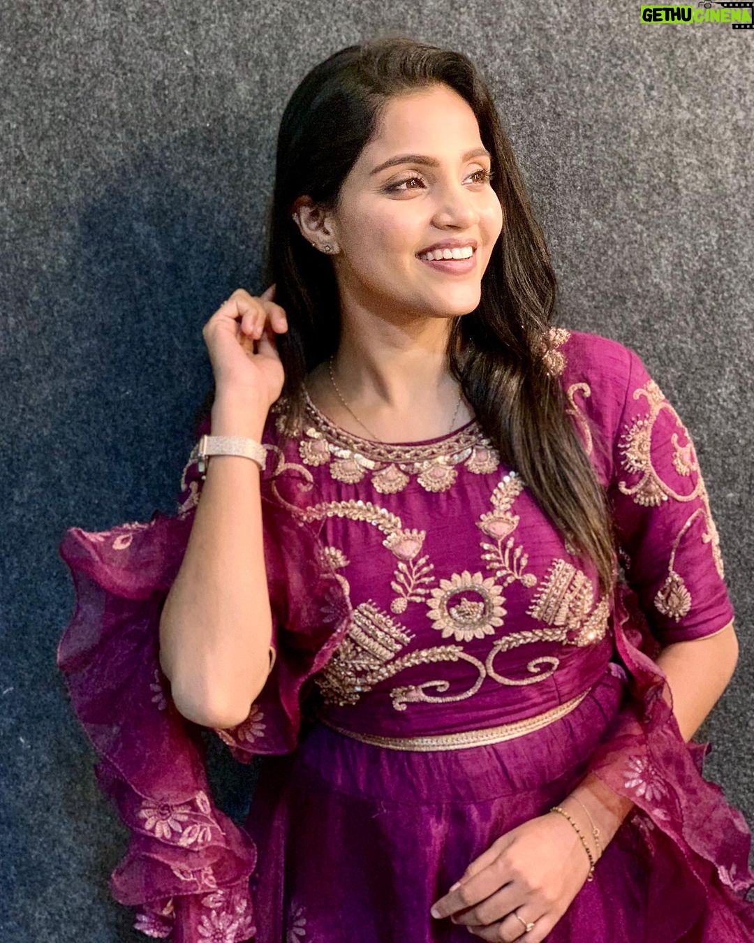 Vaishali Thaniga Instagram - Outfit @lithas_rentals ❤️ Happy to be a part of #djdreloaded2 mega audition @zeetamizh 😍 so good to meet everyone after a year. Had so much of fun ❤️ This season contestants are too good they are so much passionate about dance. I could see fire 🔥 in them and I wish them all the very best 😊👍 So happy @zeetamizh has given a great platform for these contestants they wouldn’t have imagined this big platform in their life. Though these contestants have so many pain in their life but when they step on to the stage they just smile and gave their best to the fullest 😍 And I have learnt so much of things from them yesterday 1) when u are passionate about something , the path may be hard but one day our dream will come true until then don’t give up 2)Make others smile 😊 spread love ❤️ only love 💕 to others. Their was one contestant he just inspired me , his story made me cry. He comes from a very poor family , his mom used to ask him if he had food his reply to her every time will be yes amma I had but the truth behind his reply is No he didn’t eat , doesn’t want to hurt his mom he would say I had food. We waste so much of money on food and there are people who still can’t eat proper food felt so bad. Inspite of that he comes from a poor background he doesn’t have money to go n learn proper dance. Just through music and watching movies he learnt by myself and the best part is he is a mentor and teaching dance for 15-20 kids near his house that too free ( no cost ) his motive is to teach people who are passionate about dance and comes from a poor background . Such a pure soul he is and I wish him all the very best. May this platform must reach him at greater heights. Even though he is younger to me in age but avan ku irukura manasu rombha perusu. I have learnt many things from you thank you 😊 EVP Film City