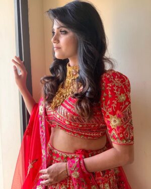 Vaishali Thaniga Instagram - My recent seminar Bollywood reception look created by @ojasrajani ❤️ she was really sweet and learnt many new techniques 😊 pleasure working with you 🤩☺️ 
Beautiful outfit from my all time favourite store @diademstore.in ❤️ And thank you vellore makkalae for the love ❤️ love you all 😘 

Comment below if you like my look ❤️👇🏻 

#newpost #bollywood #reception #look #instapost #seminar #vellore #photoshoot #makeuplook #hairstyles #instalove #bollywoodstyle #clothing #accessories #instaphoto