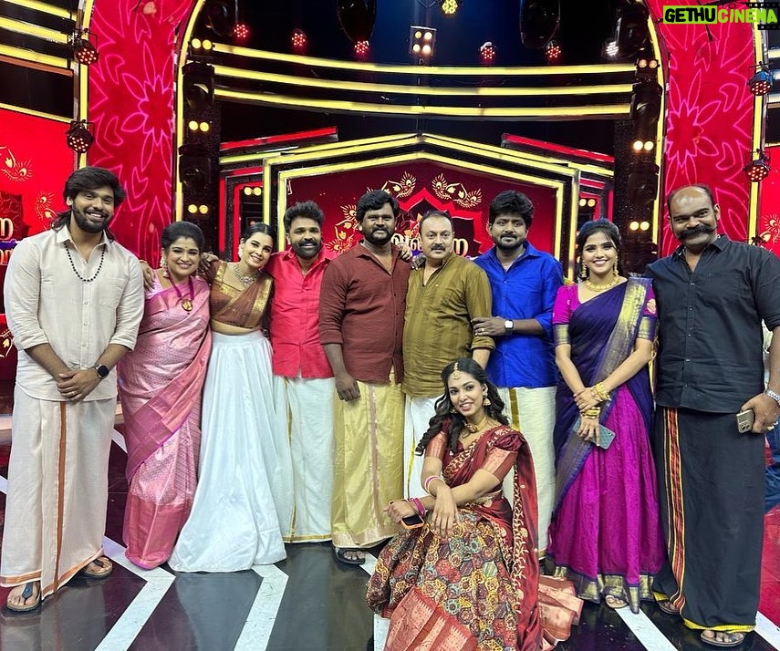 Vaishali Thaniga Instagram - #AlaparaKelappurom with Anandha Raagam family 🤍 “Vinayagar Chathurthi” Special Show Tomo at 8am only on @suntv 💯💥 Don’t miss it ! Styling : @oshinanil @varshonit 💯 #happyganeshchaturthi #happyvinayagarchathurthi #vinayagarchathurthi #anandharaagam #aswathchandrasekar #vjaswath #anusha #anushaprathap #suntv #specialshow Sun Direct Tv Pvt Ltd