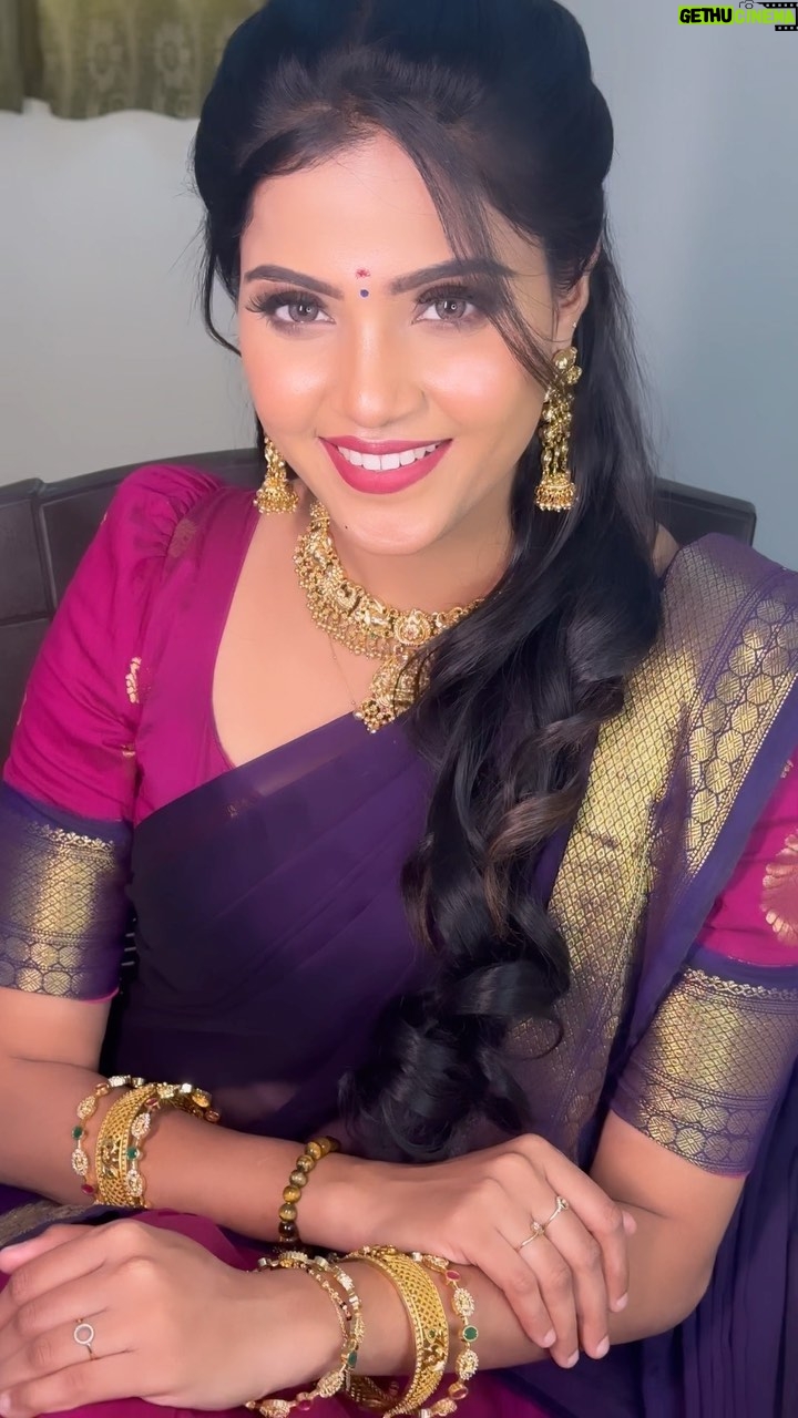 Vaishali Thaniga Instagram - Which is your favourite with makeup or without makeup ?? Comment below 👇🏻 I always love being traditional ❤️ #traditional #beingmyself #showtime MUAH @kowshi_mua ❤️ thanks dear I’m just loving your makeover 😊 Outfit @mokshe_rental_destination ❤️ thanq akka for always sending me the best one 😊 Jewellery @mokshe_bridal_jewellery ❤️