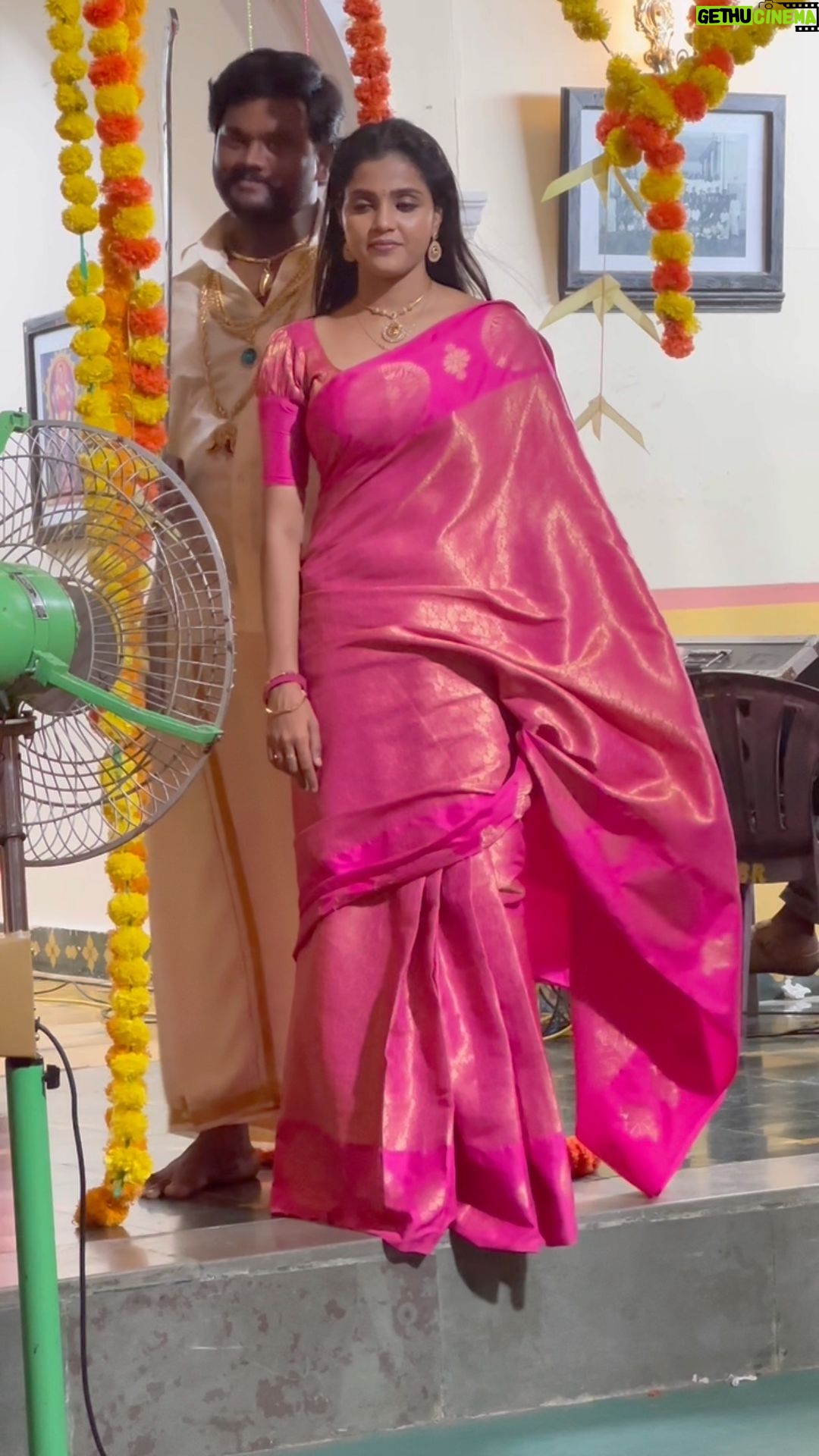 Vaishali Thaniga - 12.3K Likes - #chandramukhi shooting spot fun 😂😂
VC : @sivaranjani367 😘😄
Blouse @abarnasundarramanclothing ❤️
Jewellery @kabijewellery ❤️
#instareels #sunday #funday #shooting #spot #fun