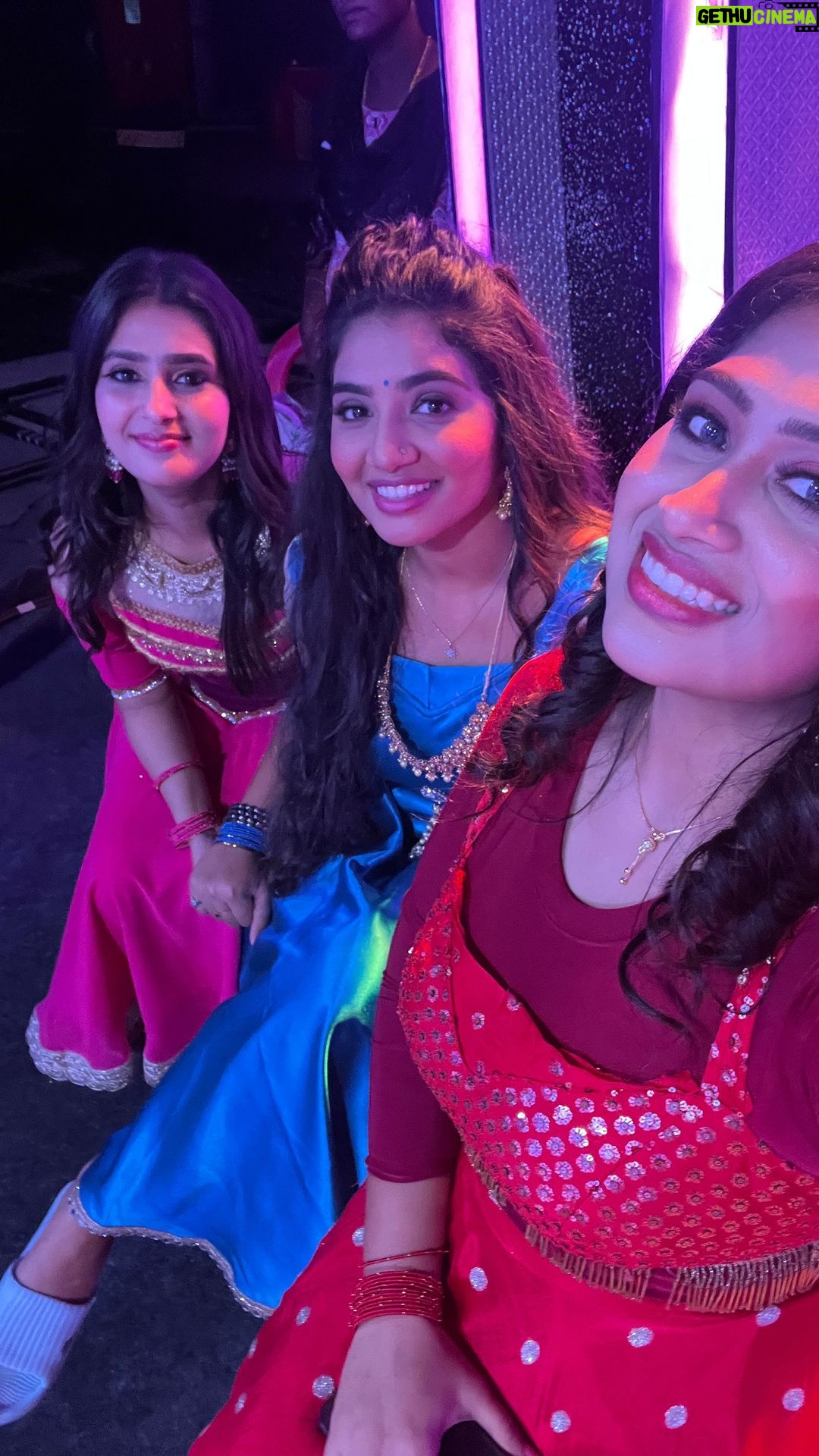 Vaishu Sundar Instagram - Fun time with lovely @itisshobanaa @vaishusundarofficial #happy #love #smile #vijaytvserial #vijaytv #ponni #muthazhagu #chellamma #ramayya