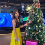 Vaishu Sundar Instagram - Christmas naale festive of gifts thaane athuku namba Viveks gifts tharaama irupaangala yenna?? Intha Christmas ku upto 60% offer and lots of gifts offers and cashback rewards nu oru bonanza vechu irukaanga.. udane Namba Viveks showroom visit pannunga Christmas ku cake oda veetuku thevaiyana porulaiyum allitu ponga.. have a Merry and Viveks Christmas!!! Offer until 25th dec only ..