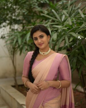 Vaishu Sundar Instagram - Classy and timeless, just like tradition.

Saree : @lfab_creations 
Photography : @sathyaphotography3
