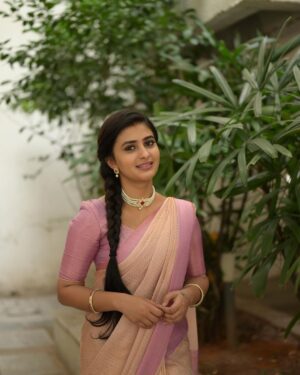 Vaishu Sundar Instagram - Classy and timeless, just like tradition.

Saree : @lfab_creations 
Photography : @sathyaphotography3