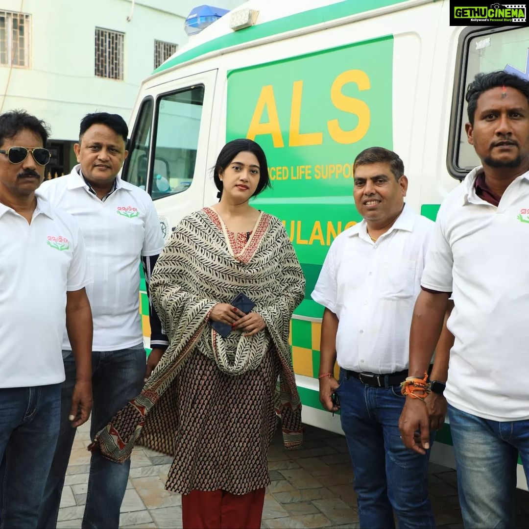 Varsha Priyadarshini Instagram - As there was urgent need of blood for the injured passengers in the Howrah to Chennai Coromandel Express train accident, team Sammanita organised a blood donation camp at Cuttack SCB Medical College and Hospital (BalasoreTrainAccident) Along with this, we lighted Diya at temple for eternal peace of departed souls who lost their lives in the mishap & offered prayers for speedy recovery of injured passengers. In such a tough time, let us all come forward to donate blood & help together for the injured.
