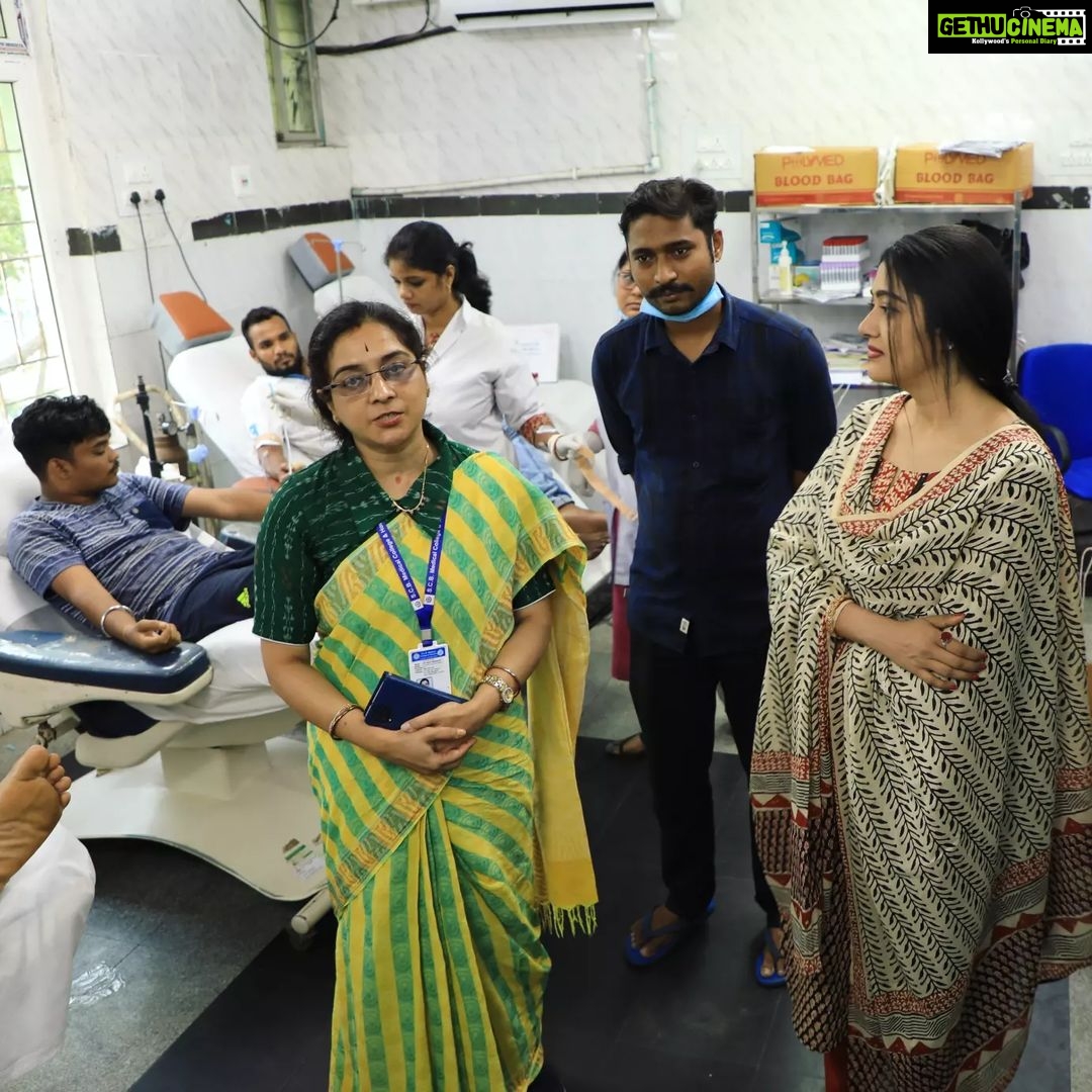 Varsha Priyadarshini Instagram - As there was urgent need of blood for the injured passengers in the Howrah to Chennai Coromandel Express train accident, team Sammanita organised a blood donation camp at Cuttack SCB Medical College and Hospital (BalasoreTrainAccident) Along with this, we lighted Diya at temple for eternal peace of departed souls who lost their lives in the mishap & offered prayers for speedy recovery of injured passengers. In such a tough time, let us all come forward to donate blood & help together for the injured.