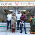 Varsha Priyadarshini Instagram - As there was urgent need of blood for the injured passengers in the Howrah to Chennai Coromandel Express train accident, team Sammanita organised a blood donation camp at Cuttack SCB Medical College and Hospital (BalasoreTrainAccident) Along with this, we lighted Diya at temple for eternal peace of departed souls who lost their lives in the mishap & offered prayers for speedy recovery of injured passengers. In such a tough time, let us all come forward to donate blood & help together for the injured.