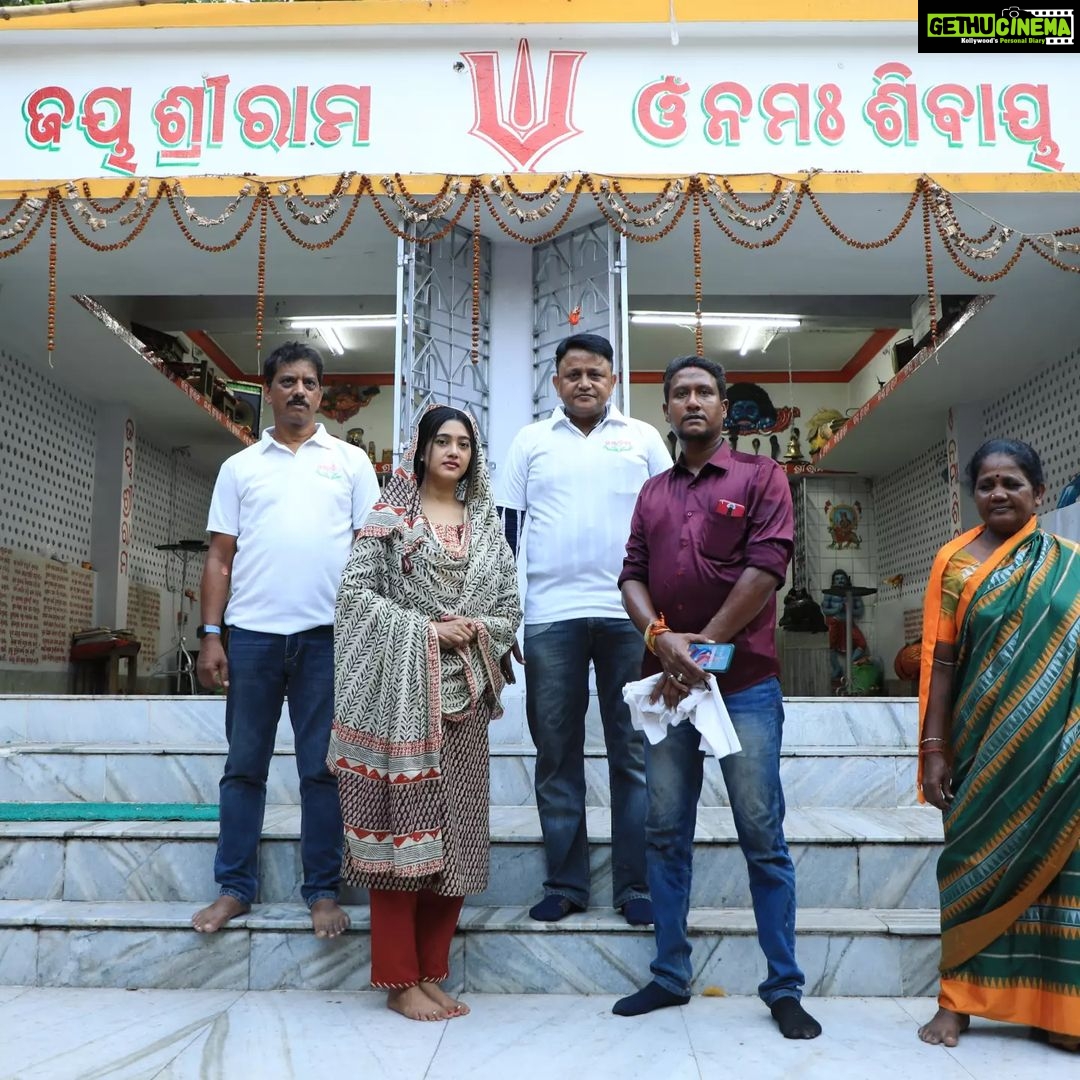 Varsha Priyadarshini Instagram - As there was urgent need of blood for the injured passengers in the Howrah to Chennai Coromandel Express train accident, team Sammanita organised a blood donation camp at Cuttack SCB Medical College and Hospital (BalasoreTrainAccident) Along with this, we lighted Diya at temple for eternal peace of departed souls who lost their lives in the mishap & offered prayers for speedy recovery of injured passengers. In such a tough time, let us all come forward to donate blood & help together for the injured.