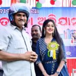Varsha Priyadarshini Instagram - A road safety awareness program was organised in Dhenkanal by DK Films under the guidance of Film Producer Deepak Mishra. In this program awareness regarding following traffic rules, speed control while driving, wearing helmets while riding two-wheelers were given to people. With this free helmets were also distributed. I would like to thank to all the dignitaries who attended the event and gave their valuable feedback. And congratulations to Deepak Mishra for organizing the event in a very systematic way.