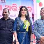 Varsha Priyadarshini Instagram - A road safety awareness program was organised in Dhenkanal by DK Films under the guidance of Film Producer Deepak Mishra. In this program awareness regarding following traffic rules, speed control while driving, wearing helmets while riding two-wheelers were given to people. With this free helmets were also distributed. I would like to thank to all the dignitaries who attended the event and gave their valuable feedback. And congratulations to Deepak Mishra for organizing the event in a very systematic way.
