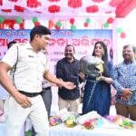 Varsha Priyadarshini Instagram - A road safety awareness program was organised in Dhenkanal by DK Films under the guidance of Film Producer Deepak Mishra. In this program awareness regarding following traffic rules, speed control while driving, wearing helmets while riding two-wheelers were given to people. With this free helmets were also distributed. I would like to thank to all the dignitaries who attended the event and gave their valuable feedback. And congratulations to Deepak Mishra for organizing the event in a very systematic way.