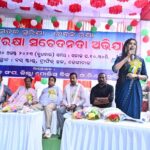 Varsha Priyadarshini Instagram - A road safety awareness program was organised in Dhenkanal by DK Films under the guidance of Film Producer Deepak Mishra. In this program awareness regarding following traffic rules, speed control while driving, wearing helmets while riding two-wheelers were given to people. With this free helmets were also distributed. I would like to thank to all the dignitaries who attended the event and gave their valuable feedback. And congratulations to Deepak Mishra for organizing the event in a very systematic way.