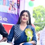 Varsha Priyadarshini Instagram - A road safety awareness program was organised in Dhenkanal by DK Films under the guidance of Film Producer Deepak Mishra. In this program awareness regarding following traffic rules, speed control while driving, wearing helmets while riding two-wheelers were given to people. With this free helmets were also distributed. I would like to thank to all the dignitaries who attended the event and gave their valuable feedback. And congratulations to Deepak Mishra for organizing the event in a very systematic way.